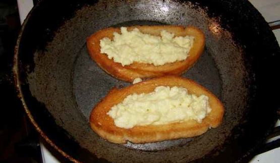 бутерброды с яйцом, майонезом, чесноком и сыром