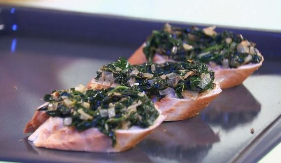 бутерброды со шпинатом и перепелиным яйцом