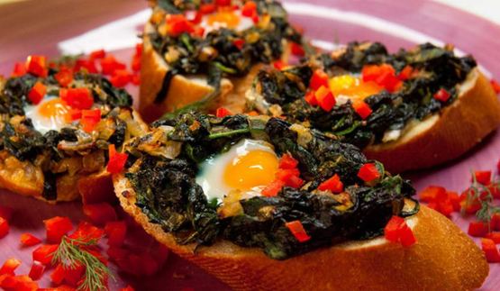 бутерброды со шпинатом и перепелиным яйцом