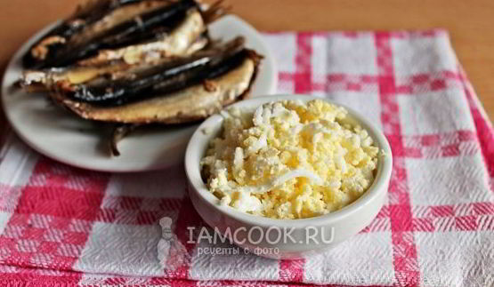 бутерброды со шпротами с черным хлебом