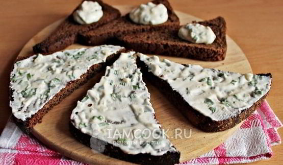 бутерброды со шпротами с черным хлебом