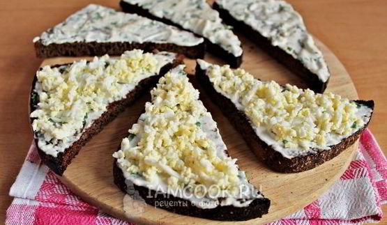 бутерброды со шпротами с черным хлебом