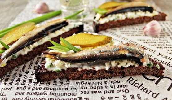 бутерброды со шпротами с черным хлебом