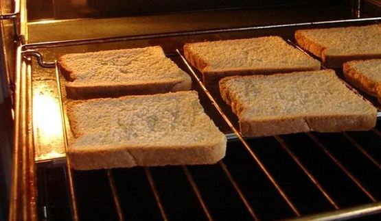 бутерброды со шпротами, соленым огурцом