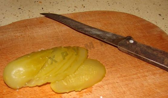 бутерброды со шпротами, соленым огурцом