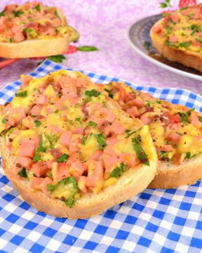 Горячие бутерброды с колбасой и сыром