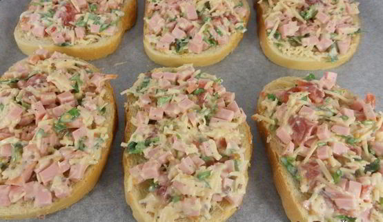 горячие бутерброды с колбасой и сыром