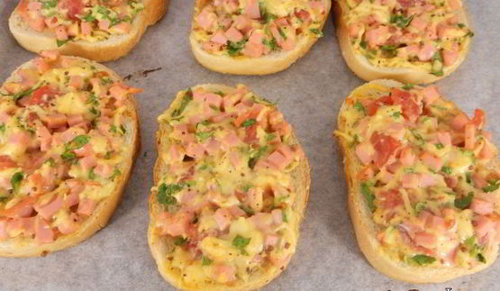 горячие бутерброды с колбасой и сыром