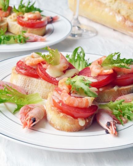 Рецепт горячих бутербродов с помидорами и креветками