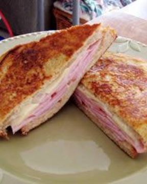 Горячие бутерброды с ветчиной и сыром, обжаренные в яйце