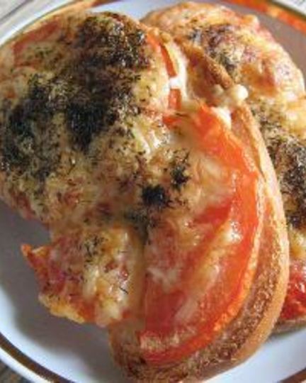 Рецепт горячего бутерброда с сыром и помидорами