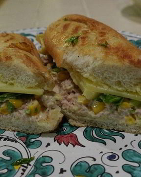 Горячий бутерброд с тунцом, кукурузой и домашним майонезом