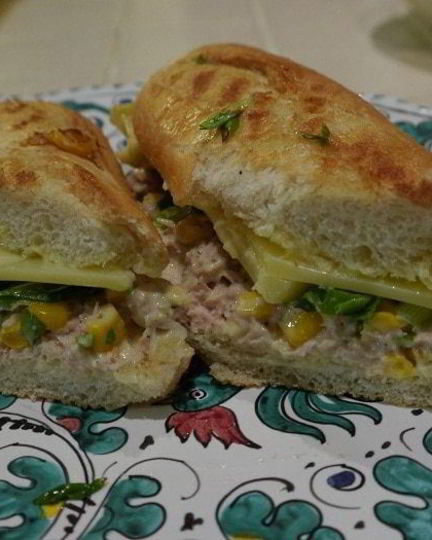 Рецепт горячего бутерброда с тунцом, кукурузой и домашним майонезом