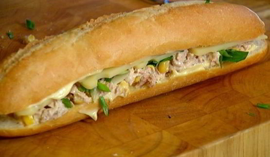 горячий бутерброд с тунцом, кукурузой и домашним майонезом