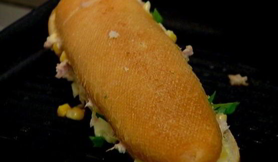 горячий бутерброд с тунцом, кукурузой и домашним майонезом