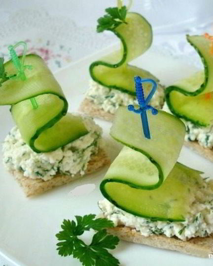 Рецепт маленьких бутербродов на шпажках