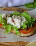 Салат-бутерброд с копченой семгой