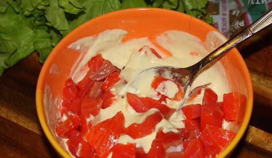 салат-бутерброд с копченой семгой