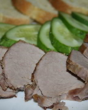 Свиная вырезка для бутербродов в чесночно-имбирно-соевом маринаде