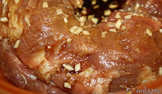 свиная вырезка для бутербродов в чесночно-имбирно-соевом маринаде