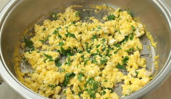 зеленые бутерброды с омлетом и брынзой