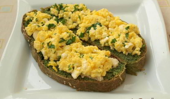 зеленые бутерброды с омлетом и брынзой