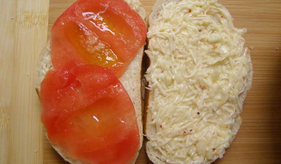 жареные бутерброды с помидорами и сыром