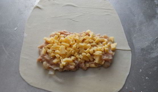 чебуреки с куриным фаршем и сыром