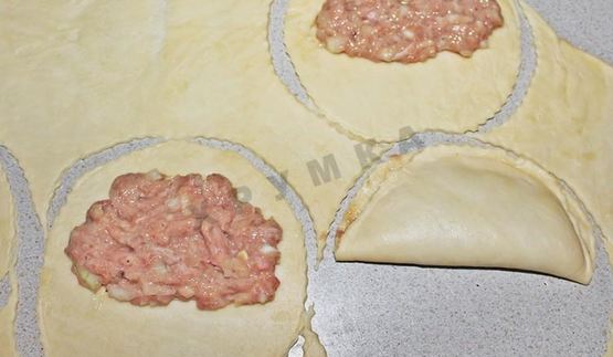 крымские чебуреки из слоеного теста