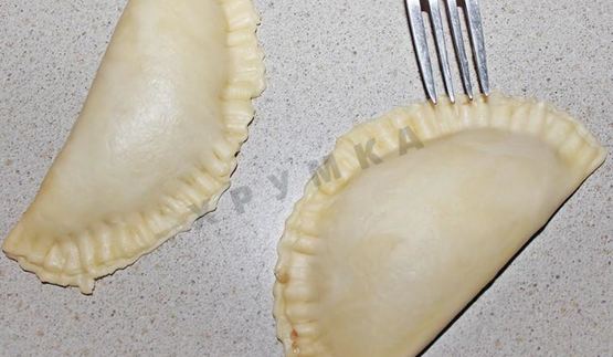 крымские чебуреки из слоеного теста