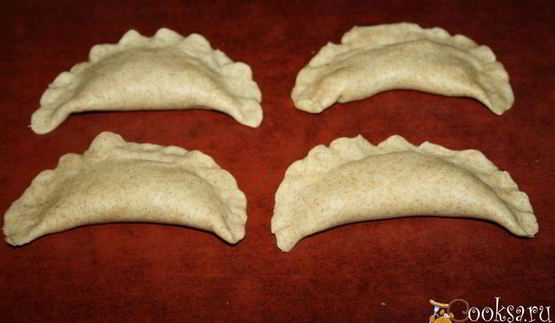 цельнозерновые чебуреки с начинкой из говядины и шампиньонов