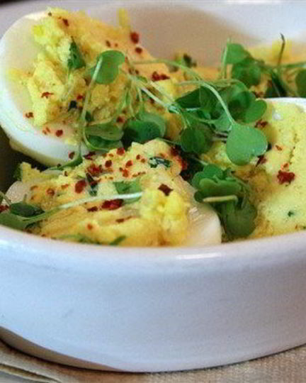 Рецепт фаршированных рокфором и водяным крессом яйца