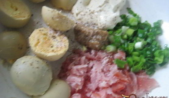 фаршированные яйца с беконом