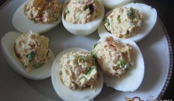 фаршированные яйца с беконом