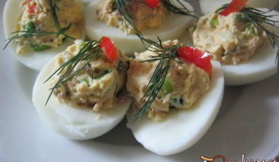 фаршированные яйца с беконом