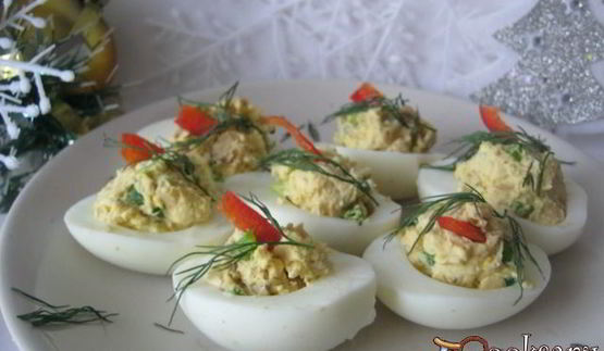 фаршированные яйца с беконом