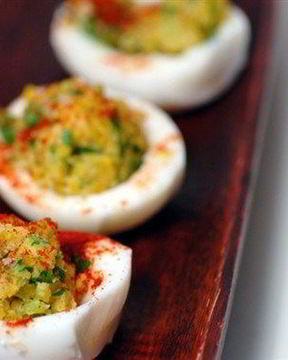 Фаршированные яйца с гуакамоле