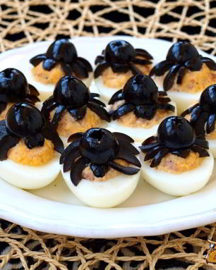 Фаршированные яйца с печенью трески Пауки