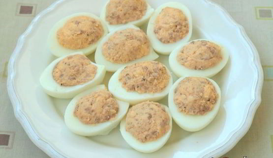 фаршированные яйца с печенью трески пауки