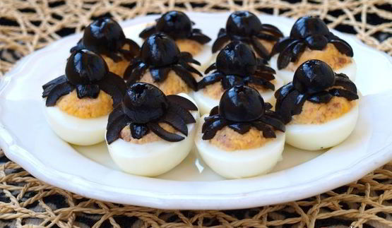 фаршированные яйца с печенью трески пауки