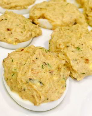 Фаршированные яйца с рыбными консервами