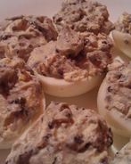 Фаршированные яйца сливочным сыром и черной икрой