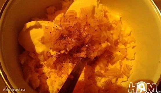 фаршированные яйца сливочным сыром и черной икрой