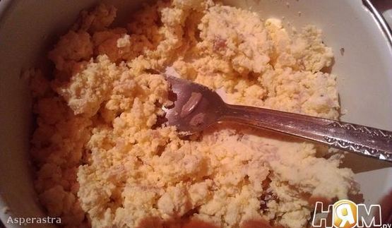 фаршированные яйца сливочным сыром и черной икрой