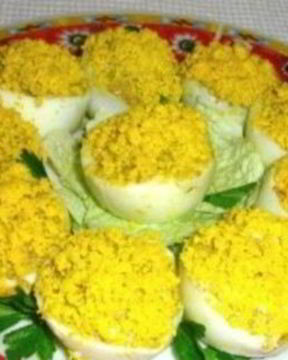 Яйца фаршированные паштетом со сметаной и орехами