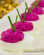 Яйца, фаршированные сельдью и свеклой