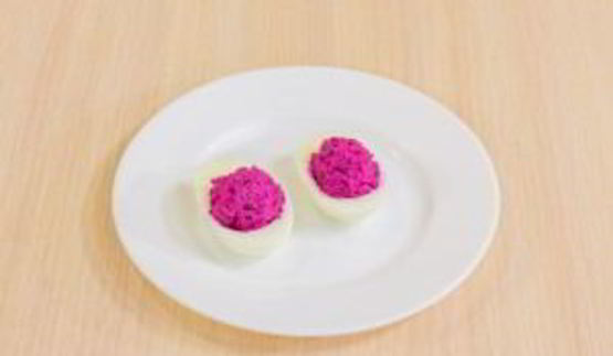 яйца, фаршированные сельдью и свеклой