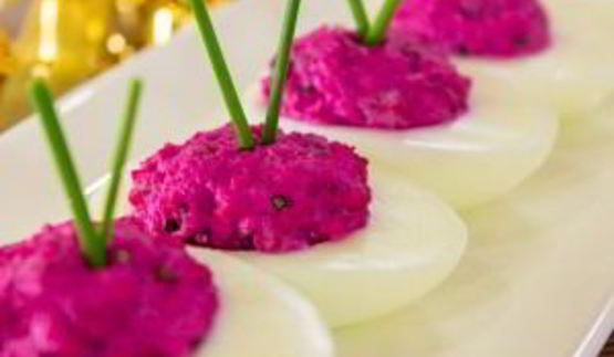 яйца, фаршированные сельдью и свеклой