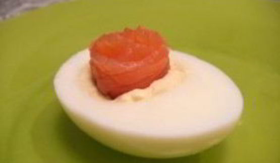 яйца, фаршированные семгой