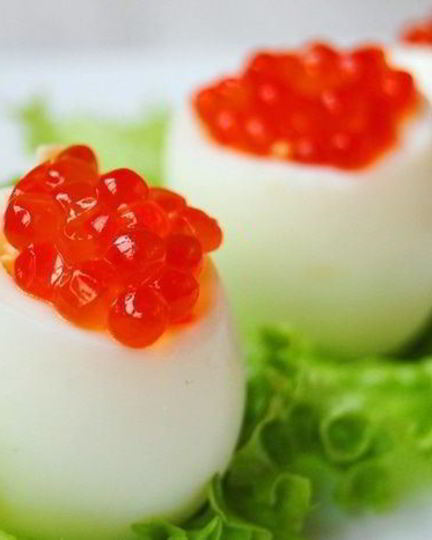Рецепт яиц, фаршированных суфле из семги и красной икры
